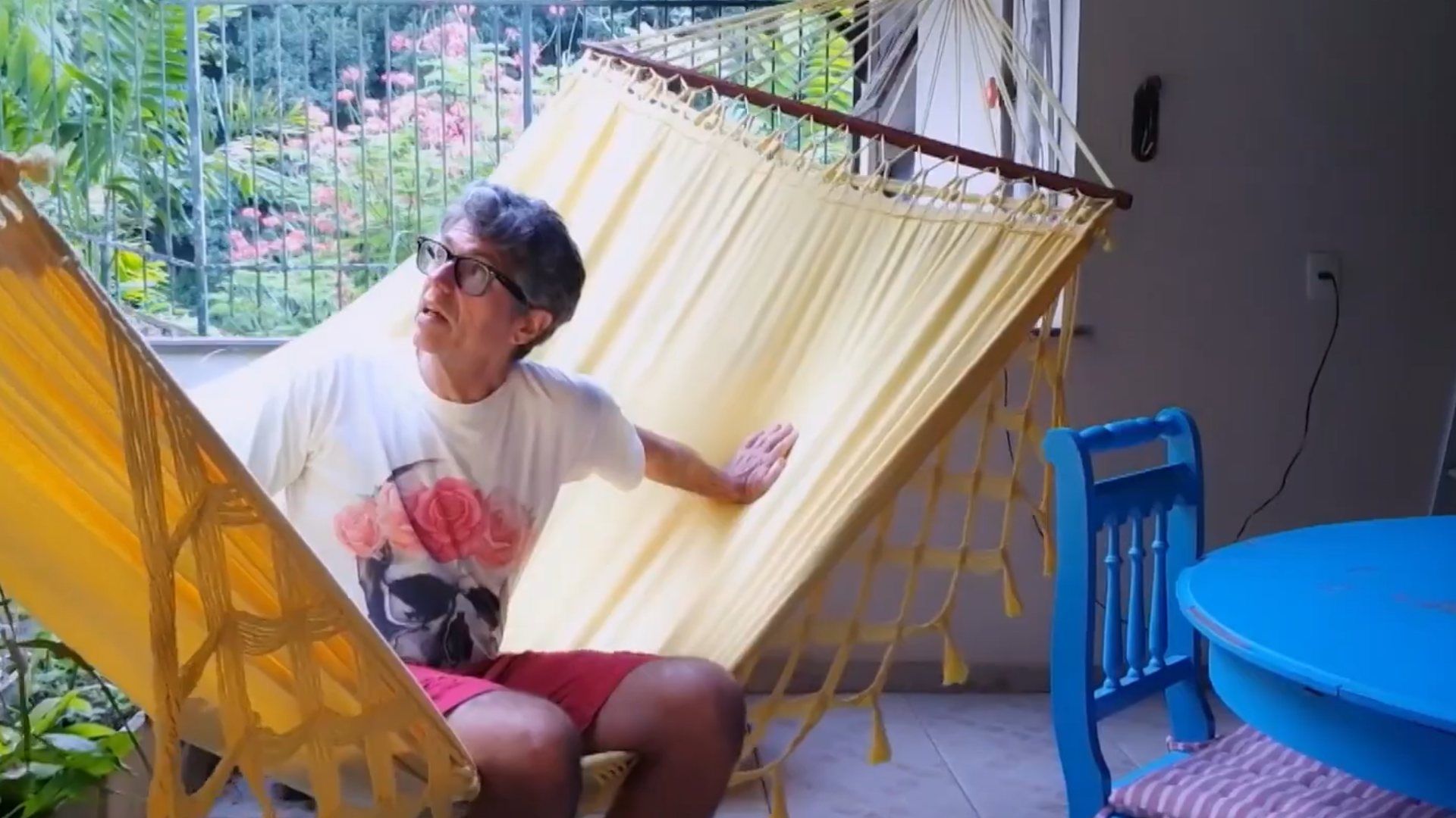 Leoni em sua casa no Jardim Botânico, no Rio de Janeiro, ao lado de objetos ligados à carreira musical Leoni em sua casa no Jardim Botânico, no Rio de Janeiro, ao lado de objetos ligados à carreira musical