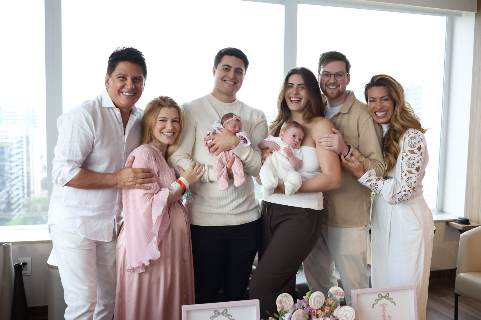 Júlia Vieira com a filha recém-nascida, Luiza