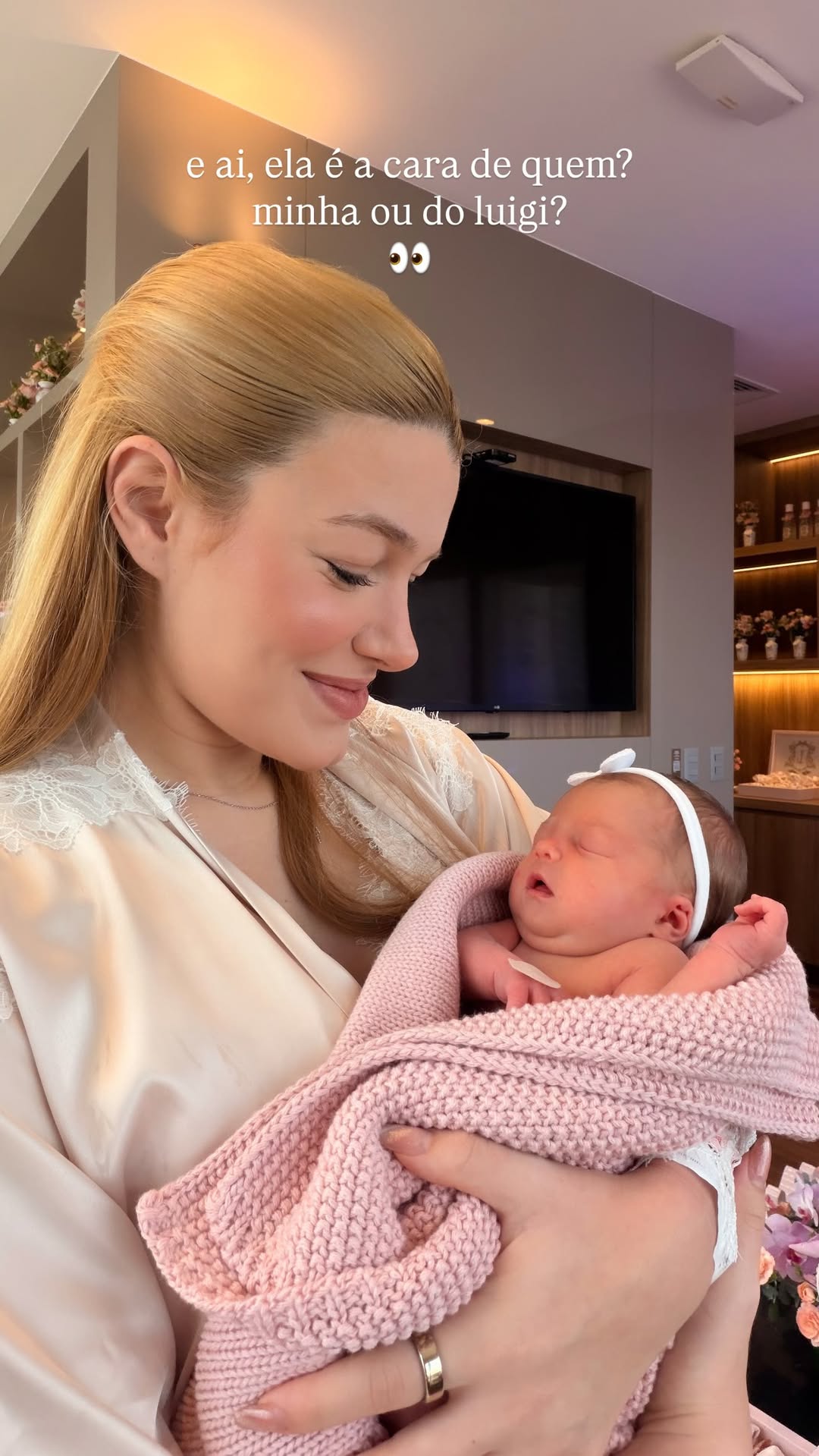 Júlia Vieira com a filha recém-nascida, Luiza
