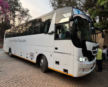 Volvo Bus vs Mini Bus: Which Is Better for a Corporate Offsite?