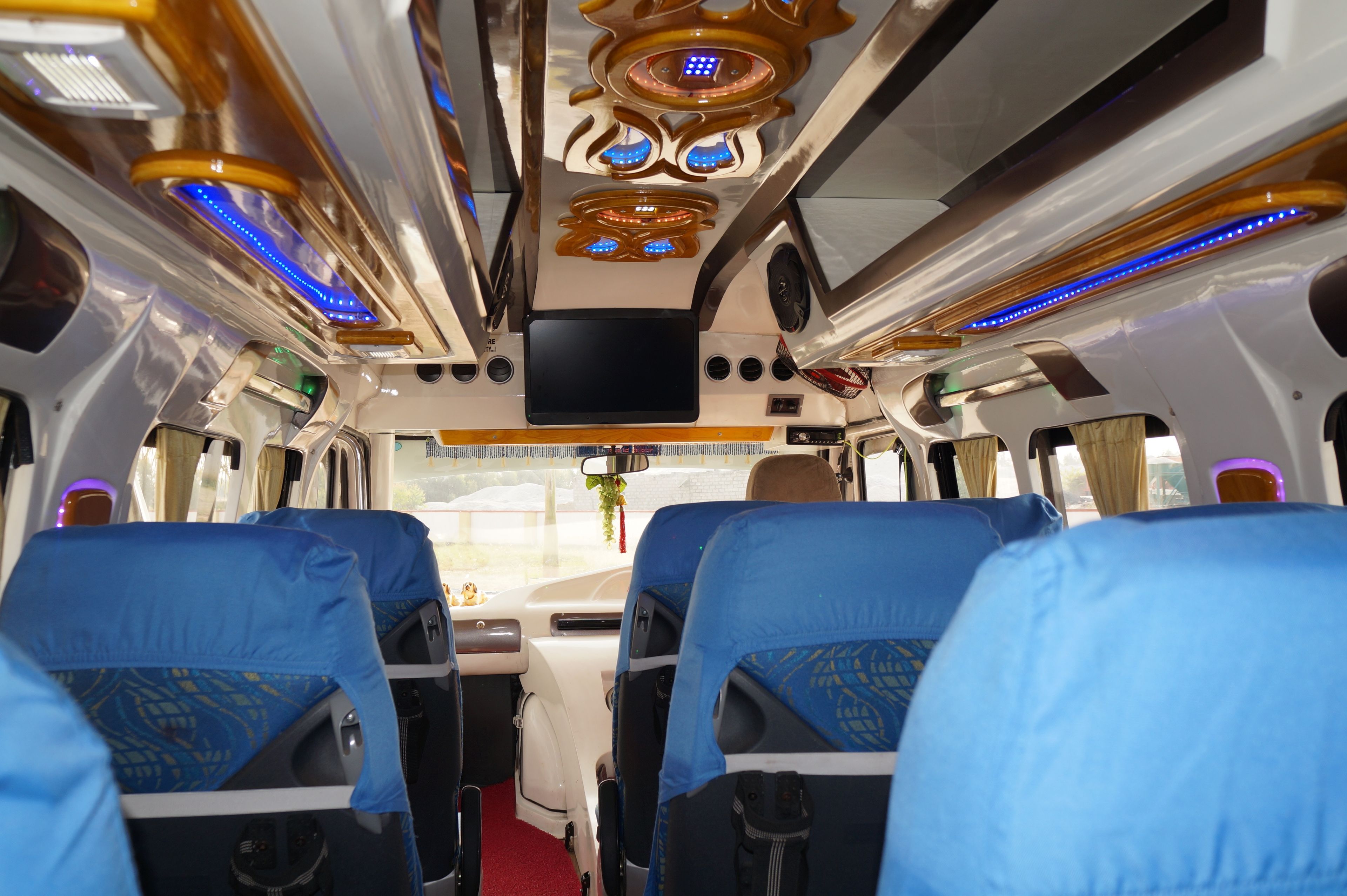 13 Seater Tempo Traveller Luxury A/C 2/1