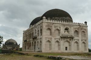 Haft Gumbaz
