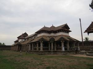 Saavira Kambada Basadi
