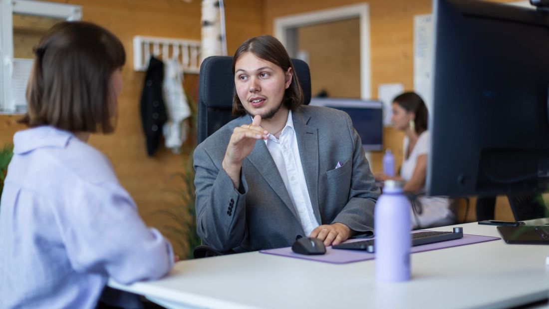 Remy und Nadine unterhalten sich über die Arbeit.