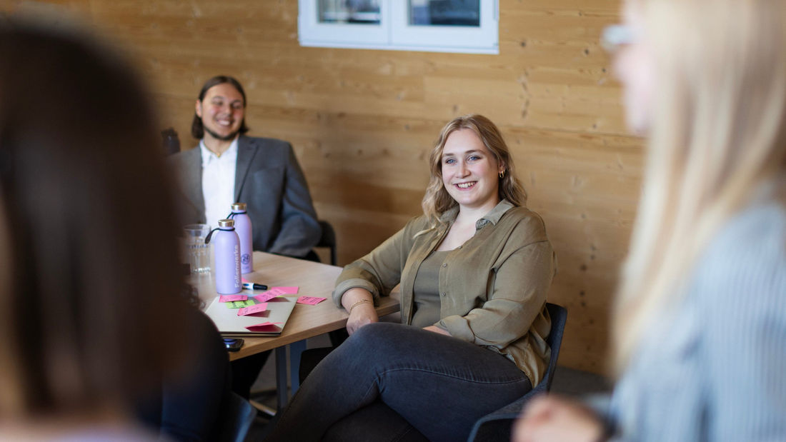 Elly nimmt am Workshop teil.