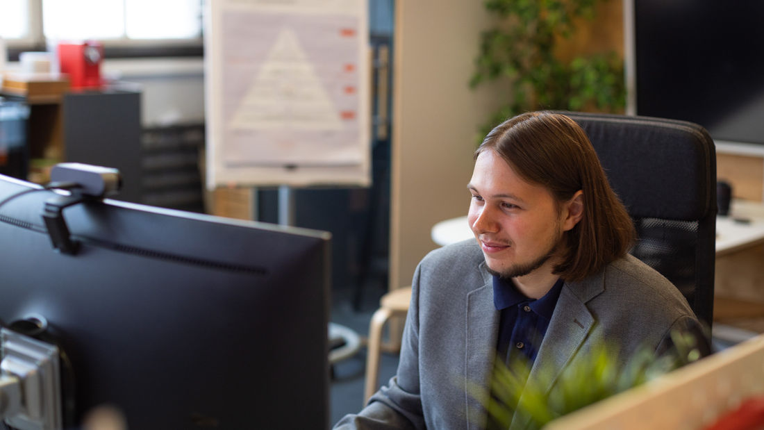 Der Grafiker und Präsentationsdesigner Rémy arbeitet an PowerPoint.