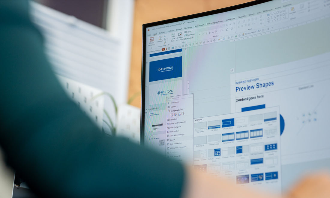 Die Grafikerin arbeitet an einer PowerPoint Präsentation im Folienmaster