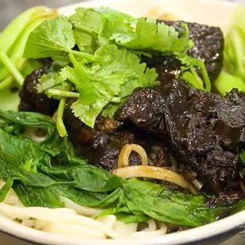 Braised Pork Shank with Dry Noodles