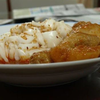 Curry Chee Cheong Fun served on plate.