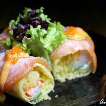 Salmon Crepe (鲑鱼黄金卷)