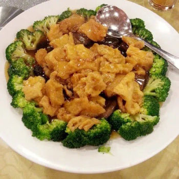 Braised Fish Maw with Broccoli and Mushrooms