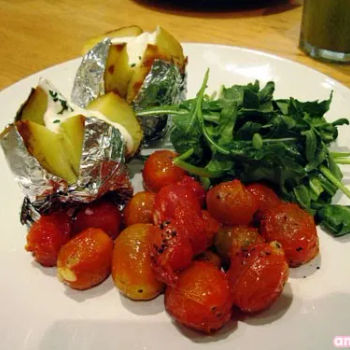 Baked potato, roasted tomato and arugula salad