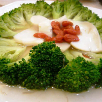 Brocolli with sliced abalone and dried scallop