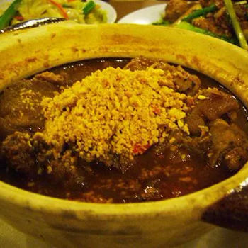 Braised pig trotters topped with chopped peanuts