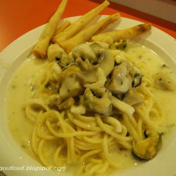 Creamy Mushroom Seafood Spaghetti