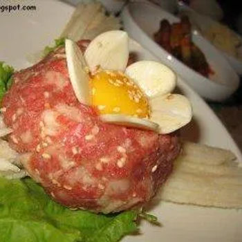 The Raw Beef with Sliced Pears