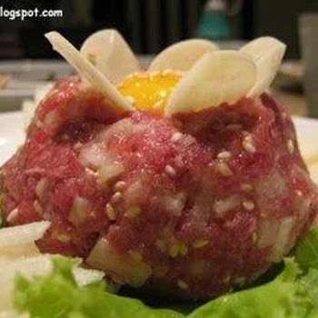 The Raw Beef with Sliced Pears