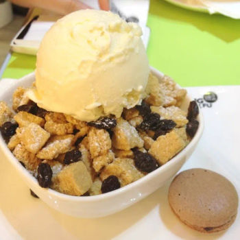 Apple Crumble with Vanilla Ice Cream