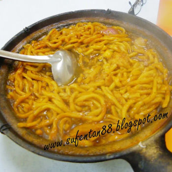 Claypot Yam Pork-Rib Noodle Yee Mee (瓦煲芋头排骨伊面)