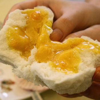 'Lau sar bao'/salted egg custard buns (Golden Sand Pau 金沙包)