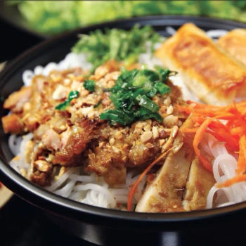 Bún gà nứớng (Grilled Lemongrass
chicken noodle) is one of the most popular dish on the streets of Vietnam