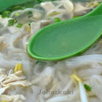 Clear broth of kuey tiaw soup before spiciness