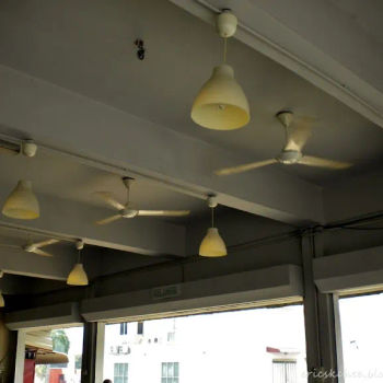 店内的装饰都比较简单和整齐