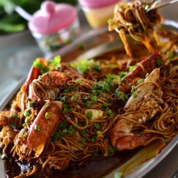Braised Yee Mee With Big Prawns