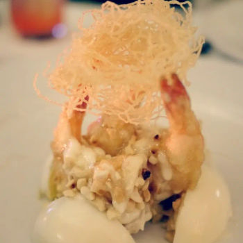 香脆虎虾淋上了甜甜的松露蜜糖汁和坚果粒