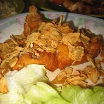 fried fish with garlic flakes