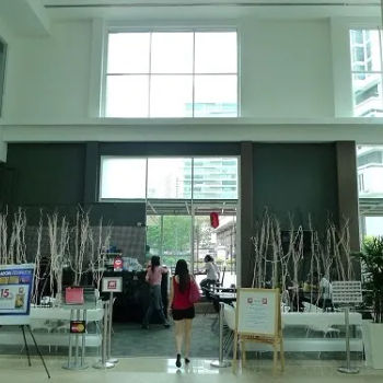 开放式的餐馆，空间不大但感觉很宽敞。