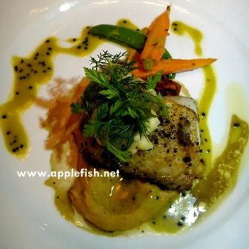 Pan
Seared Chilean Cod Fish & Poached Jumbo Prawn with Chick Pea Puree, Semi
Dried Tomatoes and Fresh Basil Sauce