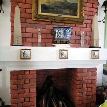 洋房内有个英式壁炉、古老式的沙发和古典摆设。