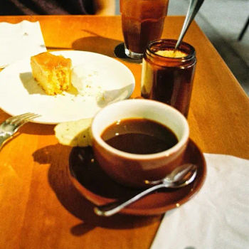 Hot and Iced Americano With Apple Sugee Cake