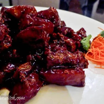 Deep-fried spare ribs with thick vinegar sauce