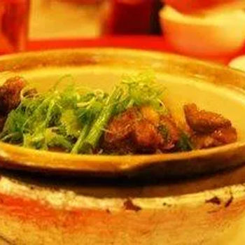 Claypot of dark ginger lamb cutlets