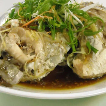 Steamed Garoper Fish Head garnished with sliced ginger, spring onion, carrots and light soy sauce lends a pleasant sweet taste to the fish