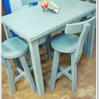 
这里的座椅都是木制的，很有感觉。