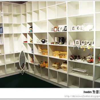 这个就是上面提到的格子柜，格子们还没被租满，随着会一直增加，要创业的朋友们要尽快。价钱可以致电询问店主。