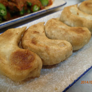 Fried Dumpling served with thin slices of ginger in vinegar