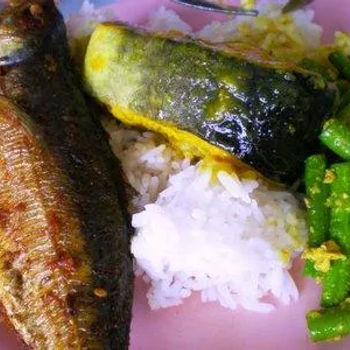 Fried steel-plated fish with long beans