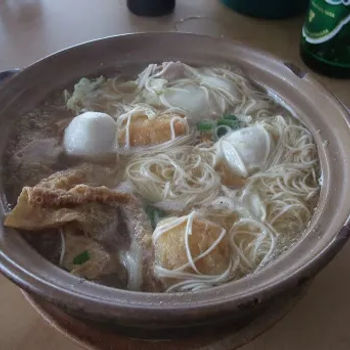 Mee Suah (Rice Flour Noodle) In Clay Pot With Fish Balls, Lean Meat And Tow Pok