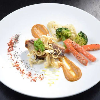 
At a super-friendly RM135+ for Christmas week right up to New Year Eve (except Christmas Day), here's a peek of the fabulous four-course dinner + house pouring wine set that's set to whet your appetite.
Presenting our Grilled Marinated Spicy Coconut