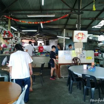 Restaurant Under The Tree