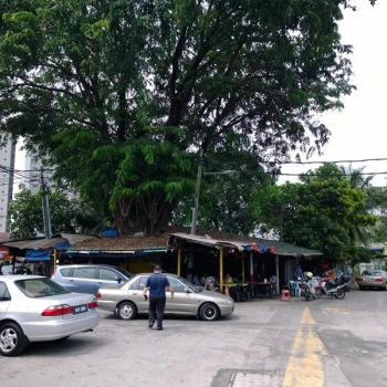 Restaurant Under The Tree