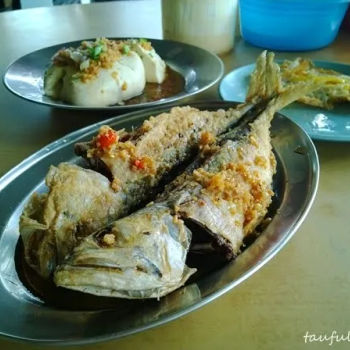Fried Kembung Fish Shower With Aromatic Soy Sauce, Fried Garlic With Chili Padi