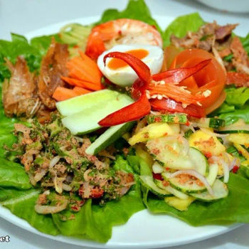 A combination of the ulam, Nasi kerabu, and deep fried fish
