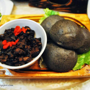 Braised Pork served with 4 Black Sesame Buns