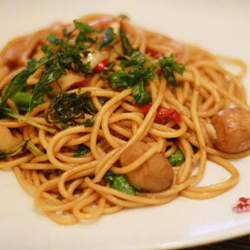 Stir Fried Spaghetti with Seafood and Hot Basil 
