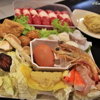 Personal Set (Set A) comes with a small portion of beef slices, a noodles (your choice of rice noodles, yellow noodles, glass noodles, white rice etc) and a place consists of various types of ingredients such as shrimps, chicken meat,